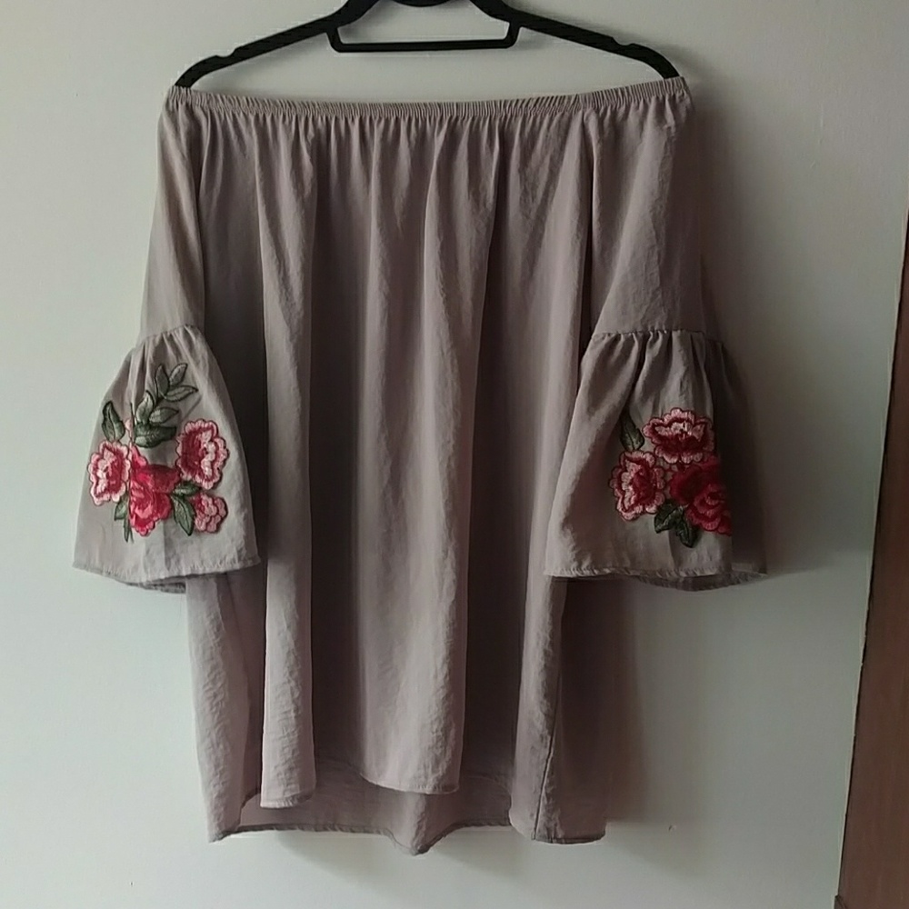 Annabelle off the shoulder top. Size M.